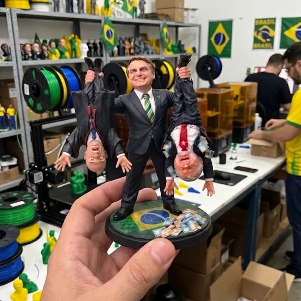 Estatueta 3D Jair Bolsonaro Anti PT segurada na mão, com impressoras 3D ao fundo